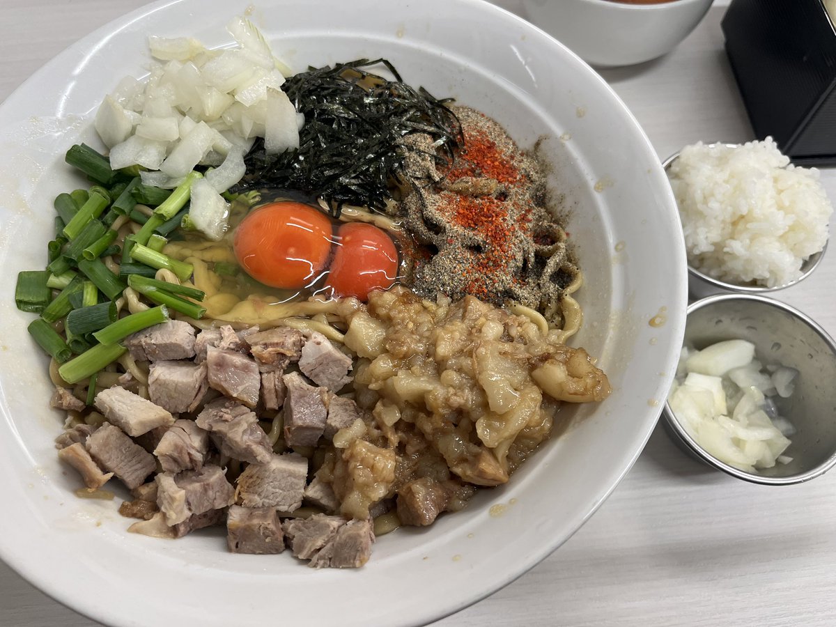 tarotarosmile's tweet photo. 今日の晩ご飯はRAMEN.R様
ŧ‹"ŧ‹"(*´ч`*)ŧ‹"ŧ‹"
温ニボ玉500🐟🥚
玉ねぎの甘酢づけ🧅
追加卵🥚
推しは推せるうちに推せ
とはよく言ったもので
同志がたくさんwww
新しい世界でも
ゆるりといきましょう
挨拶じみたこと言ってますが
もう一回行くかもw
ごちそうさまでした🙏
#RAMENR
#RAMEN_R https://t.co/i2FwPl7fcQ