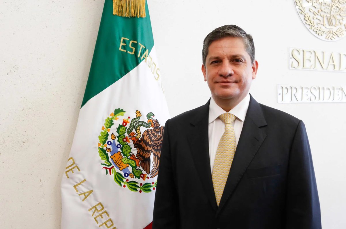 PresenciaUni's tweet photo. ➡️ Luis Humberto Fernández confirma que vive en el Club Polo &amp; Ski

El Club Polo &amp; Ski El Marqués es un desarrollo inmobiliario propiedad del también diputado federal Mario Calzada Mercado, señalado recientemente por uso ilegal de concesiones de agua 
https://t.co/3x3vK7fAuP https://t.co/RPUTOEiV7I