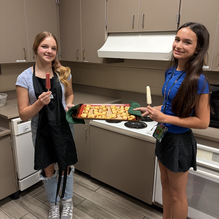 HumbleISD_CMS's tweet image. Culinary students stepped up to the plate with baseball-themed snacks for Astros Opening Day! ⚾🌭 From meat &amp;amp; cheese sliders to pigs in a blanket and “ballpark bars,” they knocked it out of the park while treating our staff. Now that’s a grand slam! #TheColtWay
