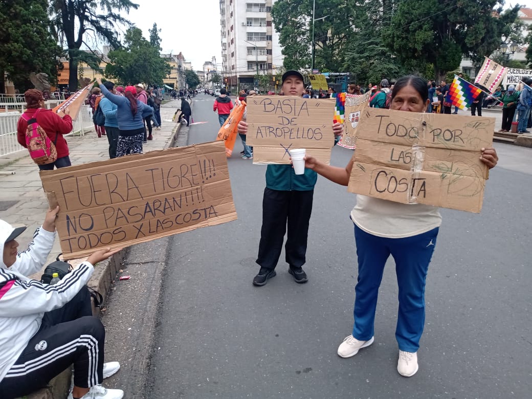 PabloSebaLopez's tweet photo. Acompañando a la comunidad Lule contra la entrega de su territorio al club Tigres y rechazando la modificación de la Ley de Glaciares en la Plaza de la Legislatura ✊🏻 https://t.co/BoTQsAamAn