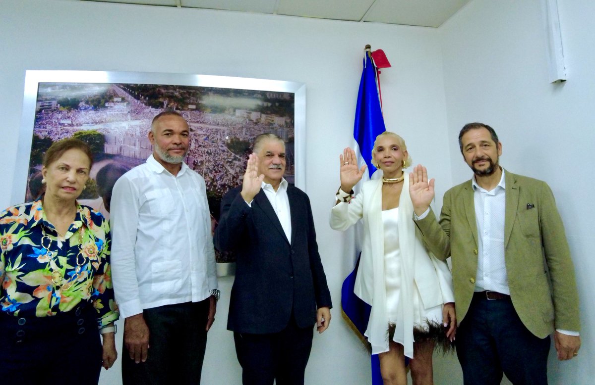 miprd's tweet image. 📍 Casa Nacional del PRD

Exdirigente del PRM en Madrid pasa a las filas del PRD.

Miguel Vargas Maldonado y Peggy Cabral juramentaron a Flor María Sánchez Ramírez y a José Ramón Barragán Zan.

El PRD crece dentro y fuera del país.

#PRD #ExPRMAlPRD #PRDEuropa #PRDSeFortalece