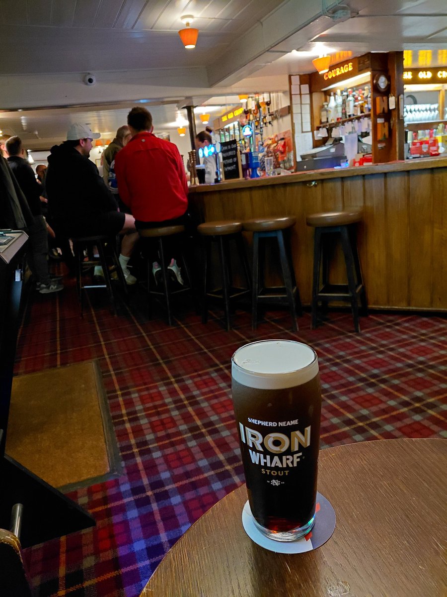 Juzza07's tweet image. Good evening Weybridge!

Back on the Irons!
Excellent Stout from Shepherd Neame.
Up there with the Belhaven Black for this stout man (in both meanings).

#gelovejuzza07
#oldcrown
