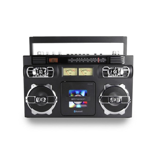 FashionsEnvy1's tweet image. Emerson Retro Portable CD Boombox: plays CDs and streams via Bluetooth. Built-in battery for portability. Perfect for picnics, beach days, or home. Shop Now for nostalgia! #RetroTech #PortableMusic #CDPlayer