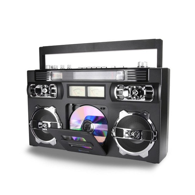 FashionsEnvy1's tweet image. Emerson Retro Portable CD Boombox: plays CDs and streams via Bluetooth. Built-in battery for portability. Perfect for picnics, beach days, or home. Shop Now for nostalgia! #RetroTech #PortableMusic #CDPlayer