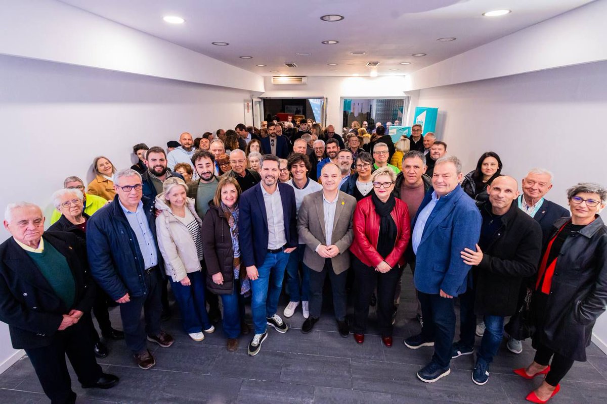 Hem inaugurat la nova seu de <a href="/JuntsxCAT_Reus/">Junts per Reus</a>, al Raval Martí Folguera. Un espai obert a tots als reusencs descontents amb l’actual govern; un punt de trobada i de treball per construir l’alternativa que Reus necessita. Gràcies, <a href="/jorditurull/">Jordi Turull i Negre</a> i a tots els que ens hi heu acompanyat!