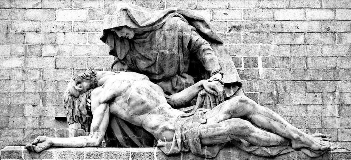 María llora y sufre en silencio. Su corazón de madre ha sido traspasado por la espada del dolor.

¿No es el amor de una madre el más grande puro y leal? ¿No sería entonces el dolor de la Virgen como una daga al corazón al ver a su hijo asesinado?

Ya es Viernes de Dolores.