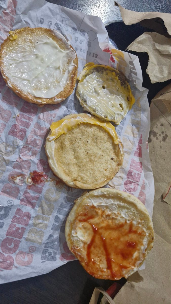 maciiiiirr's tweet photo. Migros yemekten sipariş oluşturdum 2li big king kola bu gelen big king değil mayonez sıkıp göndermişler kola yerine fuse tea göndermişler canlı desteğe asla ulaşamıyorum @yemek_migros @migros @BurgerKing https://t.co/fv4K01BB5I