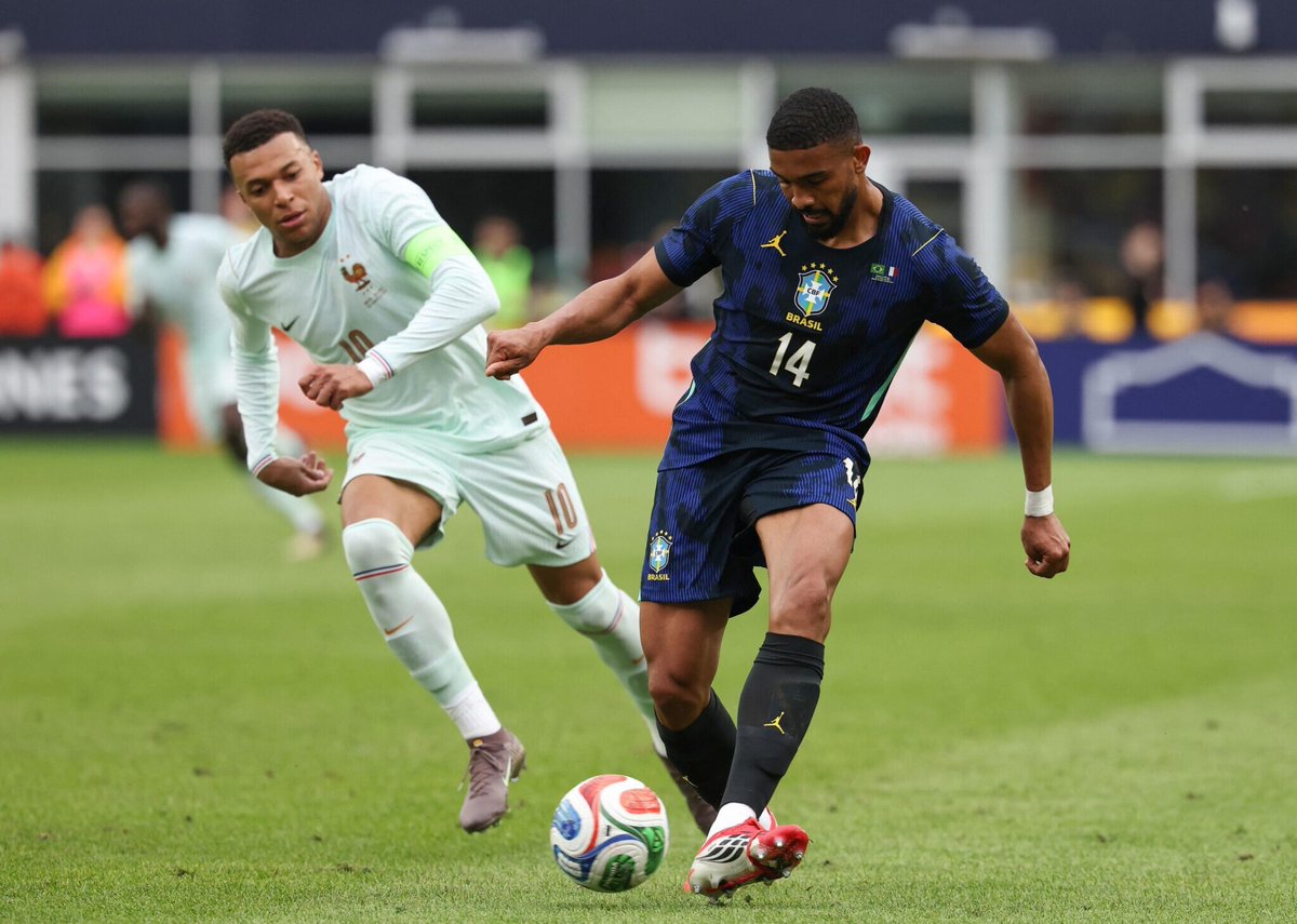 le_Parisien's tweet image. #BRE #FRA Les Auriverde réduisent le score par l'entremise de Bremer (1-2, 78e)

Suivez notre direct ➡️ l.leparisien.fr/YuFK