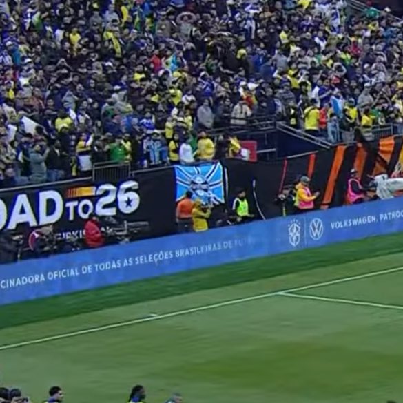 CachorroGremio's tweet photo. E vagabundo gremista tá lá… https://t.co/frmSFiHTYK