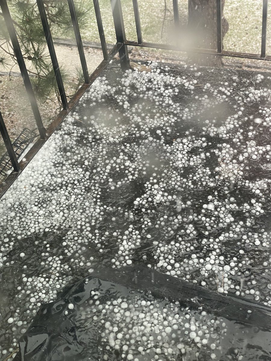 Landolakes777's tweet photo. @ABC7Chicago @cbschicago @nbcchicago @weatherchannel #hail #crestwood #weather https://t.co/in9LehCIAB