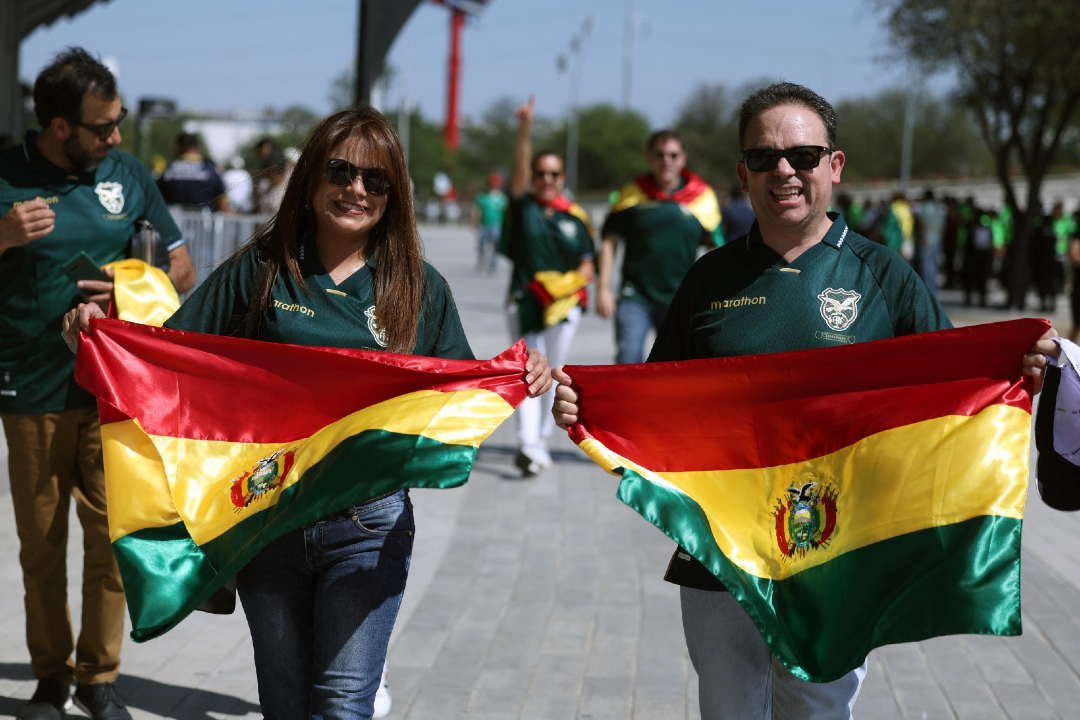 LaRazon_Bolivia's tweet photo. Llegada de la Selección Boliviana @laverde_fbf al estadio de Monterrey, lo mismo que la afición boliviana que apoyará ante Surinam desde las 18.00.
📸 AFP
#LaVerde #SelecciónBoliviana #Repesca 
@LaRazon_Bolivia https://t.co/gWpzWppieo