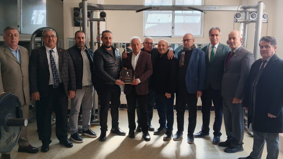 İlçe başkanımız Sn Eyüp Gündoğdu ilçe yönetimi ve İstanbul il başkan yardımcılarımız ile birlikte Ferdi Amatör Spor Kulüpleri Federasyonluğu genel merkezini ziyaret edip görüş alış verişi yaptı.Federasyon Genel Başkanı Sn Ali Koca ve yönetimdeki diğer tüm hocalarımıza Tşk ederiz.