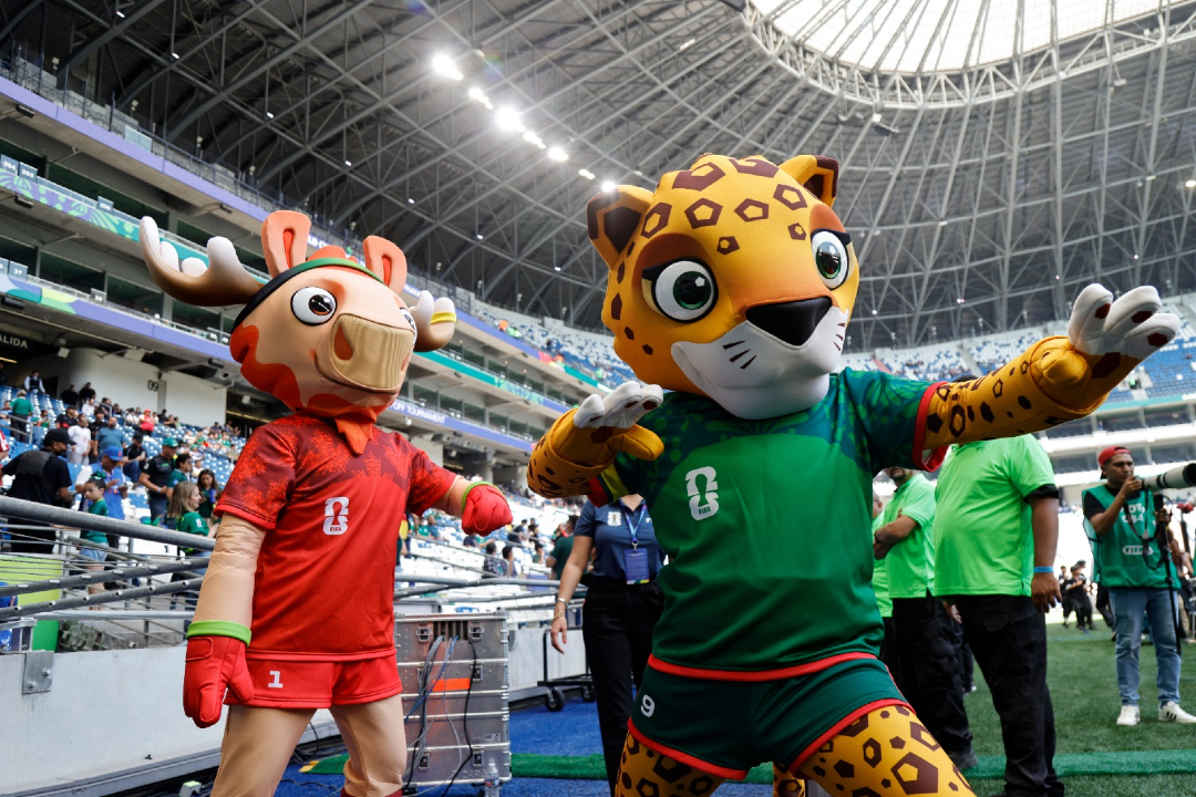 LaRazon_Bolivia's tweet photo. Llegada de la Selección Boliviana @laverde_fbf al estadio de Monterrey, lo mismo que la afición boliviana que apoyará ante Surinam desde las 18.00.
📸 AFP
#LaVerde #SelecciónBoliviana #Repesca 
@LaRazon_Bolivia https://t.co/gWpzWppieo