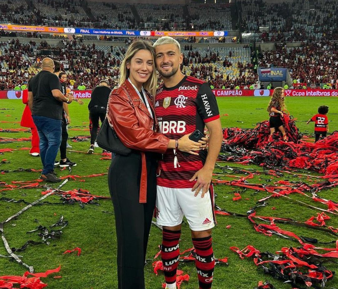 crfreiis's tweet photo. "Depois do jogo contra o Corinthians ele chegou embriagado e eu tive que cuidar dele como um bebê, Eu disse que amava e ele disse: "Eu também te amo, Rodilindo Madagascar" 

- Camila Bastiani, esposa do Arrascaeta https://t.co/BATdvmjAoZ