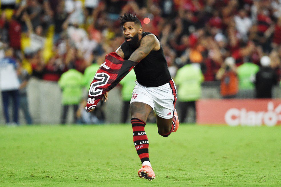 "Depois do jogo contra o Corinthians ele chegou embriagado e eu tive que cuidar dele como um bebê, Eu disse que amava e ele disse: "Eu também te amo, Rodilindo Madagascar" 

- Camila Bastiani, esposa do Arrascaeta