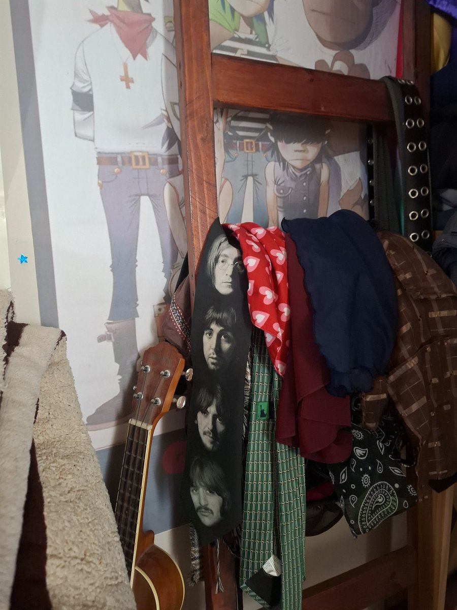 monkeyywilliams's tweet photo. @mddyluvsbeatlez OMG I HAVE THE SAME TIE AJAJAJAAJAKAJA 😭 https://t.co/IyirNyuvTx