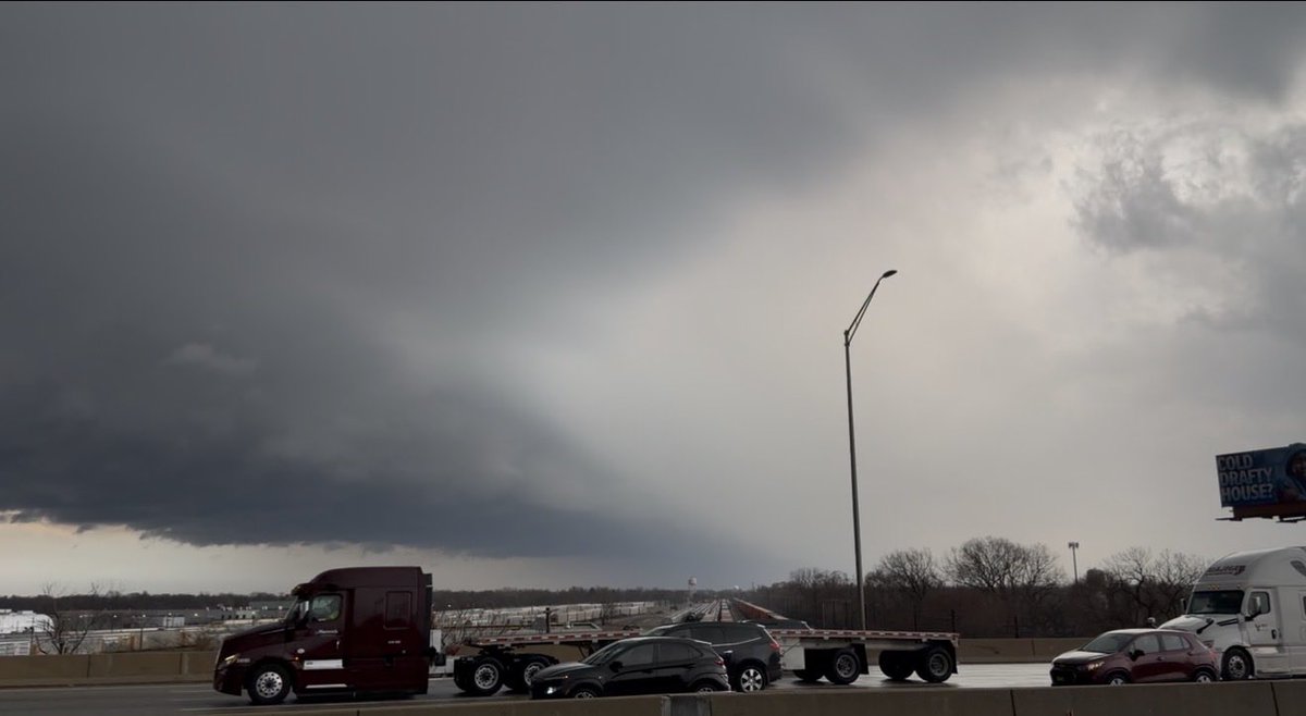 Gandara_f's tweet photo. Incredible mothership structure from a elevated supercell in the south suburbs! @NWSChicago #ilwx https://t.co/c3MUSmQADj