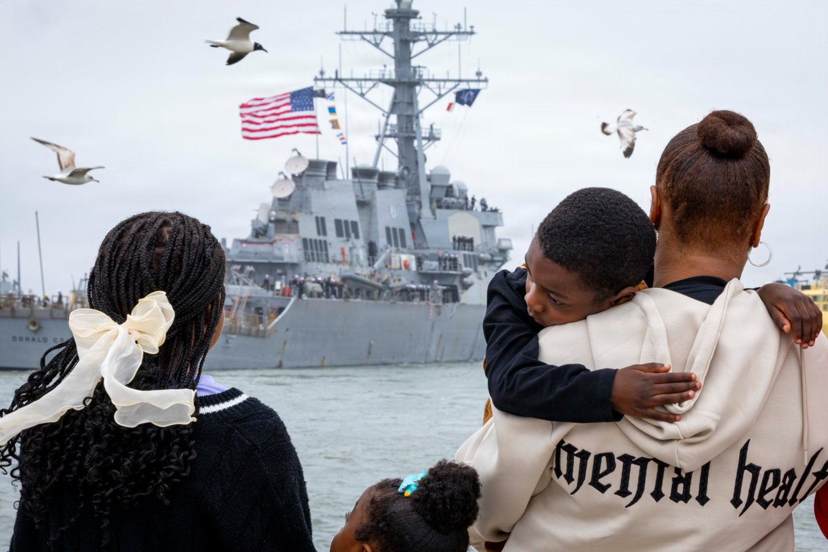 SurfaceWarriors's tweet image. ⚓⚔️ #WarshipOfTheDay: USS Donald Cook DDG 75 Departs @NS_Mayport for Deployment 🫡🇺🇸
Read the story: dvidshub.net/news/561259/us…
📰 @US2ndFleet 
📸 MCC Carlos M. Vazquez II
#Warfighting | #Readiness | #Lethality
@USNavy  | @USFleetForces