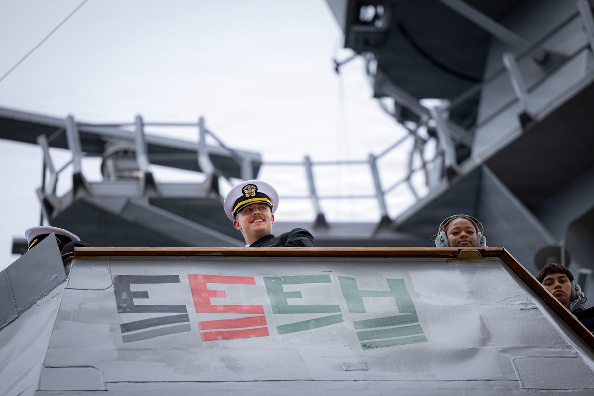 SurfaceWarriors's tweet image. ⚓⚔️ #WarshipOfTheDay: USS Donald Cook DDG 75 Departs @NS_Mayport for Deployment 🫡🇺🇸
Read the story: dvidshub.net/news/561259/us…
📰 @US2ndFleet 
📸 MCC Carlos M. Vazquez II
#Warfighting | #Readiness | #Lethality
@USNavy  | @USFleetForces
