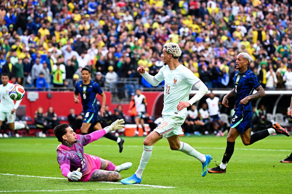 le_Parisien's tweet image. #BRE #FRA La vidéo du but d’Ekitike malgré l’infériorité numérique des Bleus

➡️ l.leparisien.fr/A55f