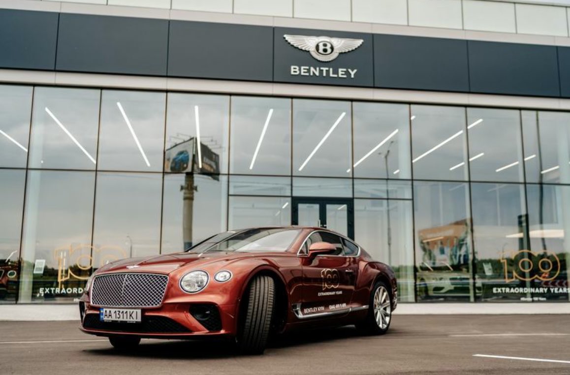 De geprezen heren,behaalden in hun  boutique met de Bentley Continental GT in front de derde beste cijfers voor sales &amp; performance.

TOP 3! 😬

1/ 🇮🇹Padua 
2/ 🇳🇱Rotterdam 
3/ 🇺🇦Kyjiv 

Save Ukraine 🤣🤣