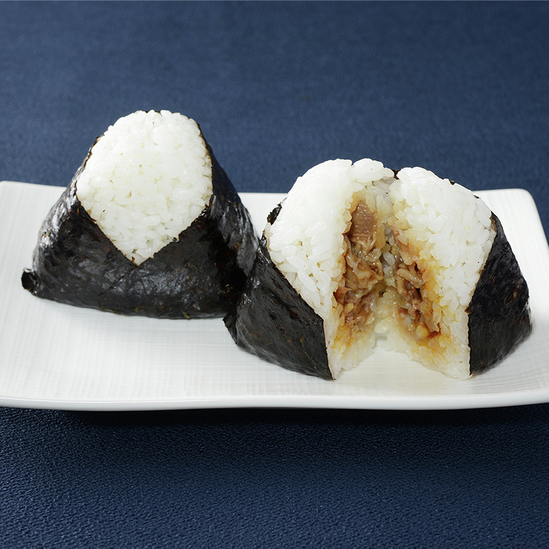 akiko_lawson's tweet photo. 「プレミアムおにぎり 直火焼黒毛和牛焼肉と卵黄」が発売中♪
黒毛和牛焼肉とコクのある卵⻩が相性ばっちり！焼肉タレでごはんがすすみます(^^) https://t.co/qODOAfGjMY