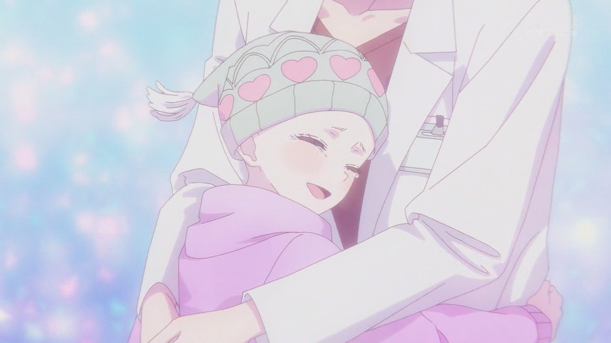 Sarina crece con un vacío emocional enorme:

Fue abandonada por sus padres, vivía enferma, aislada en un hospital, no tenía relaciones reales ni afecto constante. En ese contexto, aparecen dos pilares en su vida: su idol favorita y el doctor que la visitaba.