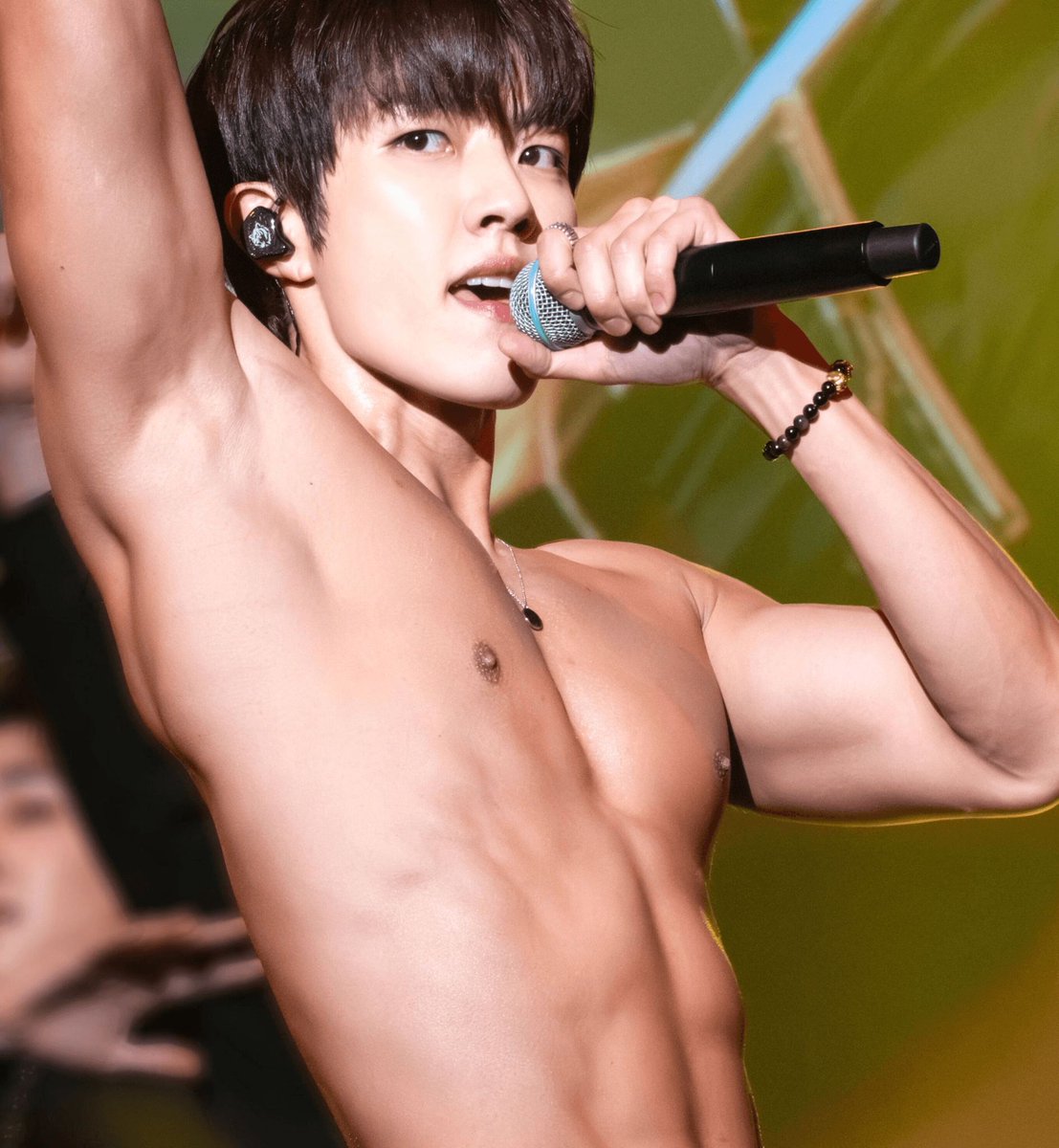 flexing actor tweet media