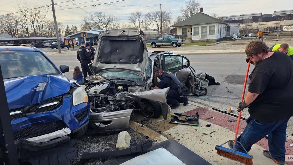postaltimes's tweet photo. Video shows crash, aftermath of mail carrier stabbing in Kokomo https://t.co/Uw323bnc4z https://t.co/P1yO8sibfC