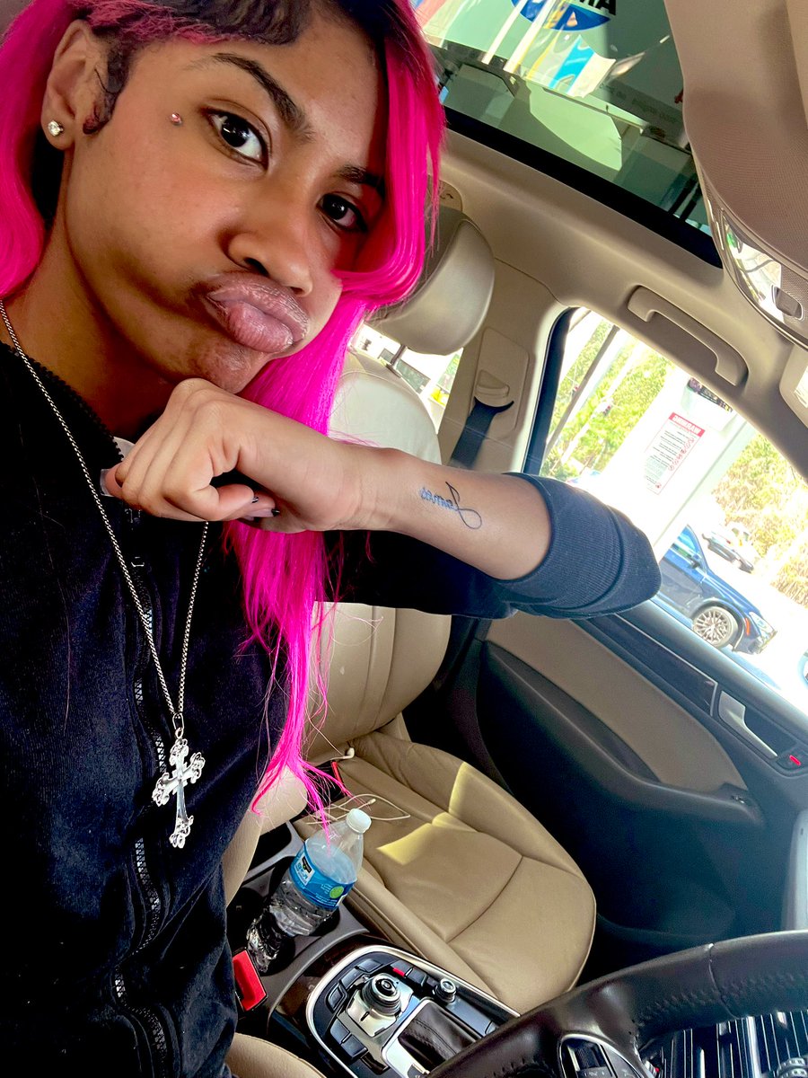 👩🏽‍🎤 tweet media