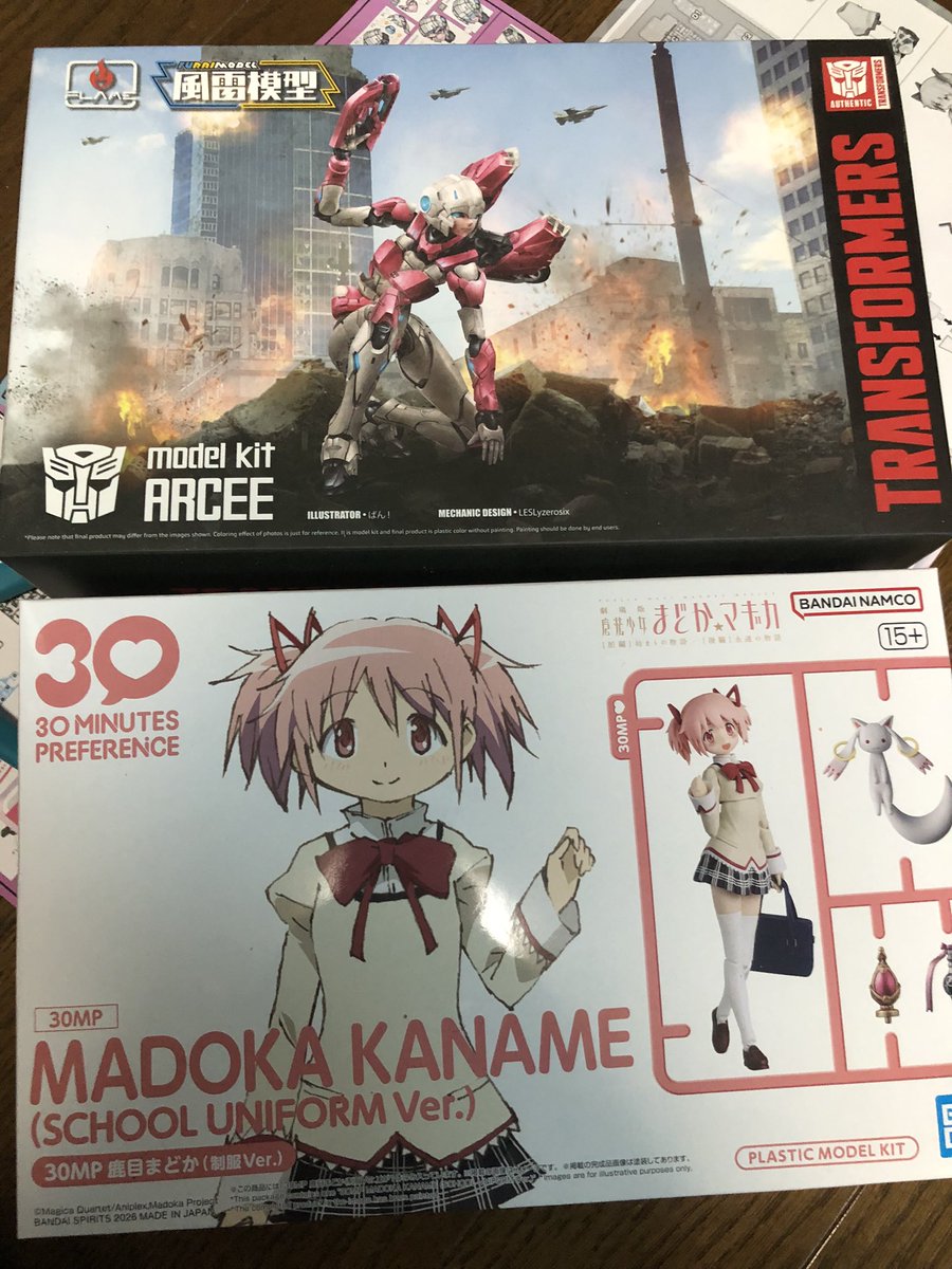 日本のどうかしてるプラモと、中国のどうかしてるプラモを同時に作り始めました。
寝る前にちょっとづつね♡ 