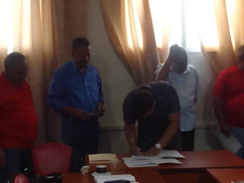 En el Consejo de Dirección de la Empresa de Transporte de #LaHabanaDeTodos se realiza además la entrega de varios cargos a los compañeros que se desempeñaran en dichas responsabilidades como al Subdirector de Operaciones y
al Jefe del Dpto Energetico. #CubaEstáFirme #CubaVencerá