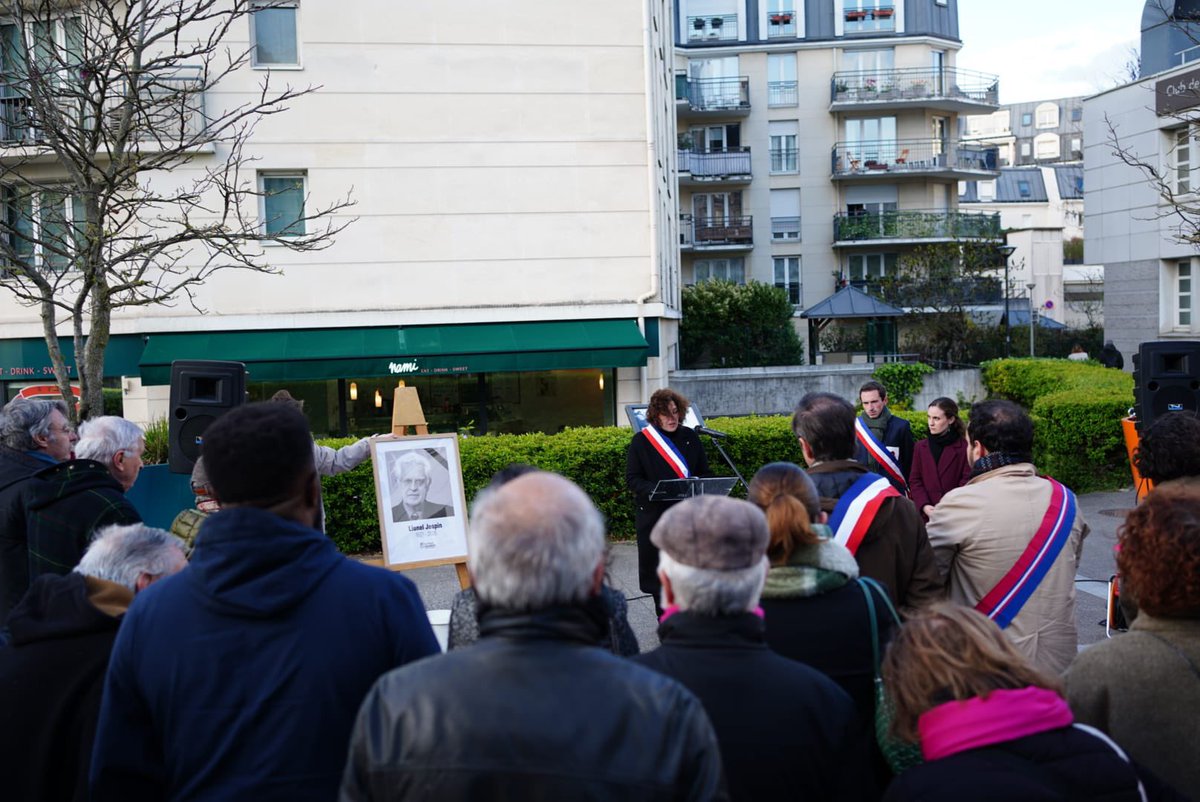 🌹Hommage à Lionel Jospin à #Châtillon place Badinter en présence de <a href="/Pauline_LeFur/">Pauline Le Fur</a>, de nombreux camarades des partis de gauche,des Châtillonnais pour nous souvenir de ce grand Premier Ministre qui a marqué notre pays et permis des avancées sociales et sociétales indispensables.
