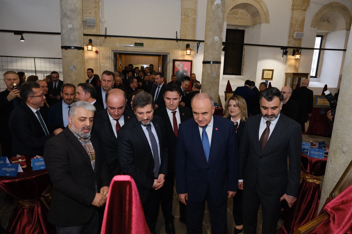 olgunlasmaordu's tweet photo. Hat Sanatının Zirvesinde Bir Deha: Mustafa Râkım Efendi anma programı kapsamında hazırlanan sergimizin açılışı gerçekleştirildi.

Valimiz Sayın Muammer Erol, Hayat Boyu Öğrenme Genel Müdürümüz Cengiz Mete, Ordu Büyükşehir Belediye Başkan Vekilimiz Sayın Hüseyin İnanır, İl Millî Eğitim Müdürümüz Sayın Mehmet Fatih Vargeloğlu ve protokol üyelerinin katılımlarıyla gerçekleştirilen açılışta kurdele kesimi yapıldı.

Mustafa Râkım Efendi’nin hat sanatındaki seçkin eserlerinden ilhamla, Enstitümüz atölyelerinde hazırlanan resim ve tezhip yorumlu çalışmalar sanatseverlerle buluşturuldu.

Program, tasavvuf müziği dinletisi ile sona erdi.

#OrduOlgunlaşmaEnstitüsü #MustafaRâkımEfendi #HatSanatı #KültürelMiras

@tcmeb @Yusuf__Tekin @CelileErenOKTEN @mebhbogm @cengizmete @ferhatdavran @N_Alpural @Ordu_MEM @mfvargeloglu @altinordu_mem @ahmet_erkuvum