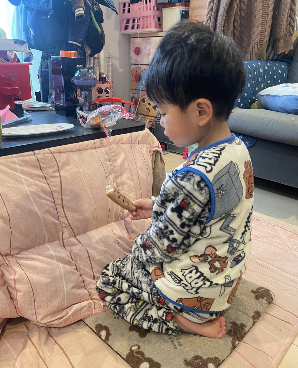 R453374510's tweet photo. チョコチップパンを
じっと見つめながら
『パパはいつチョコ入れてんだろう』と
思索している四歳児 https://t.co/yp3a6bAtos