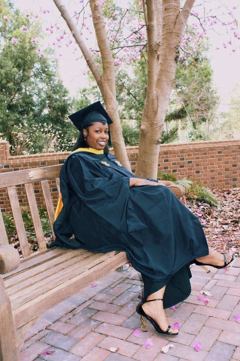 RelevantSummer_'s tweet photo. I finisssshhheeeeddd my masters ✨ https://t.co/XT5WQNqnT8