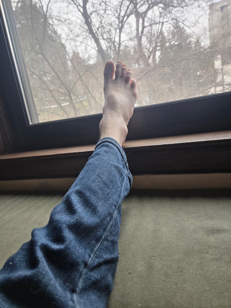 Str8CadeSoles's tweet image. Do you wish it was your face I’m pressing against instead of the window? 👅 👣