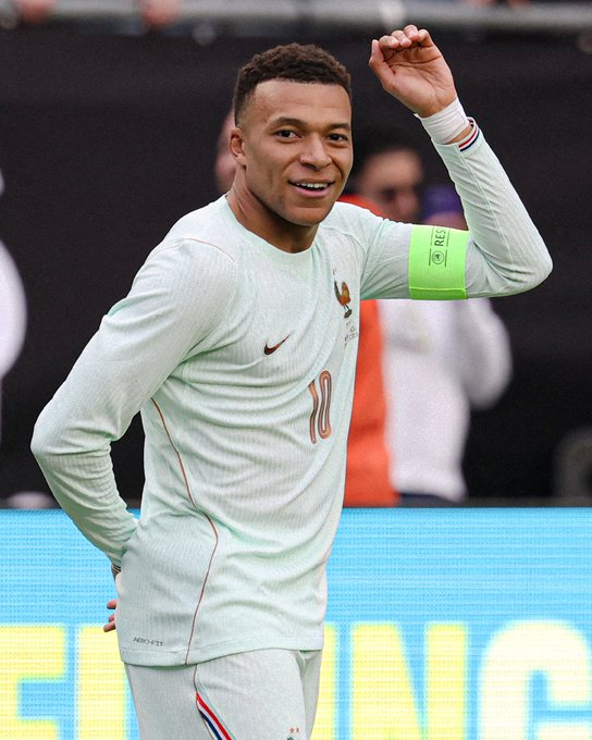 FootyZone2's tweet photo. Kylian Mbappé, Fransa formasıyla oynadığı son yedi maçın hepsinde gol attı:

⚽️🅰️ İspanya'ya karşı
⚽️🅰️ Almanya'ya karşı
⚽️ Ukrayna'ya karşı
⚽️🅰️ İzlanda'ya karşı
⚽️🅰️ Azerbaycan'a karşı
⚽️⚽️🅰️ Ukrayna'ya karşı
⚽️ Brezilya'ya karşı

Bu akşam bir gol daha 🔥

#Mbappe #France https://t.co/1WfFEyuFLx