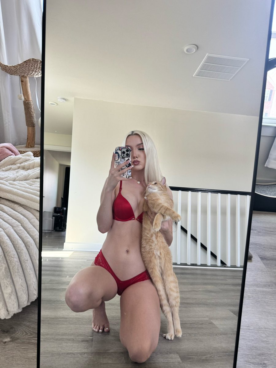riababexo's tweet photo. mommy in red &amp; her orange son 🫧🧡 https://t.co/AHRoJQsqmE