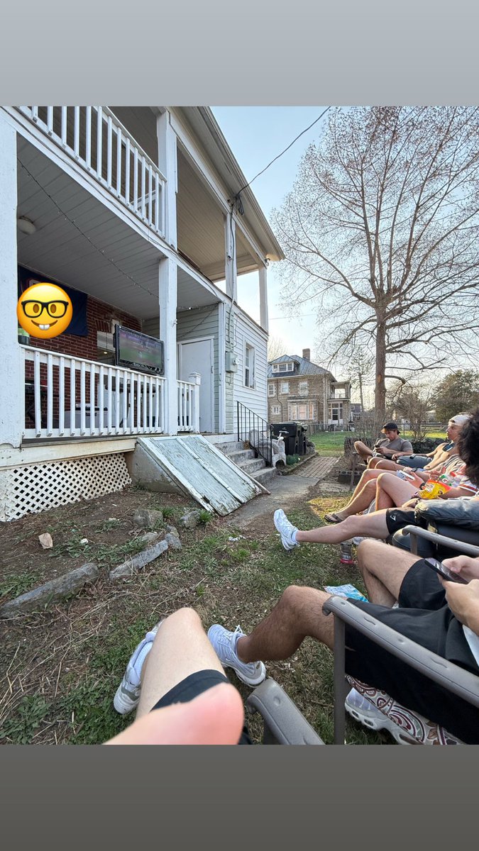 BradOakley24994's tweet photo. Shrink this fucking tv #cantsee #BaseballSeason https://t.co/VCRHbmcNco