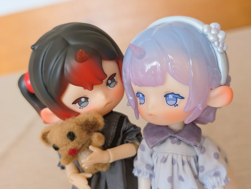 おはようございます☀
　#おはドル
　#ブラインドドール好きさんと繋がりたい
　🖤　今夜何食べる？
　💜　ん…鍋かなぁ

Tea party ANTU 🦄🩵