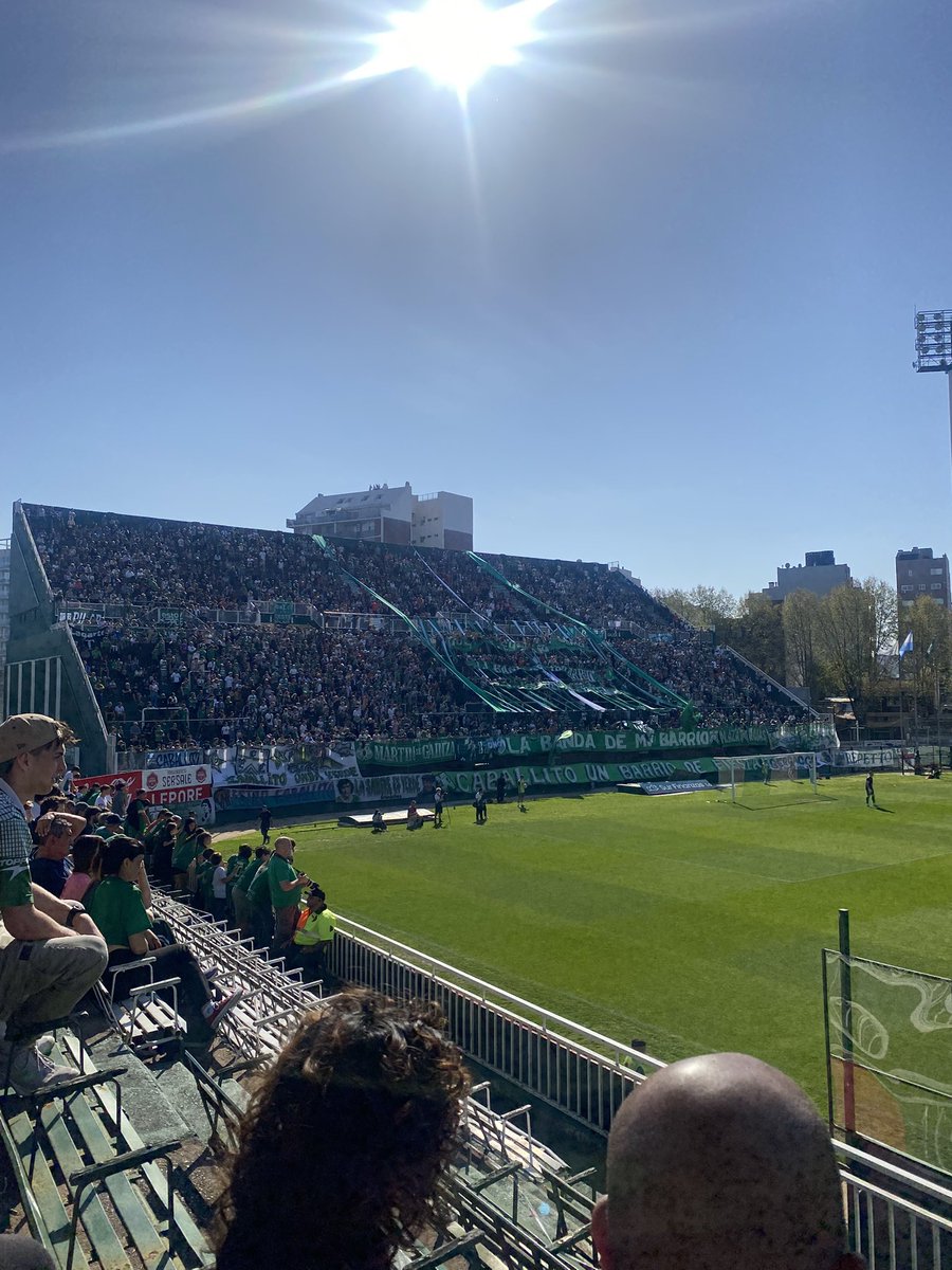 esta foto es de 2025, peleando el descenso, partido contra san miguel (perdemos 2-0, faltaban 3 fechas mas de campeonato y estábamos muy jodidos) y la popular estaba a 85%, ah, y hace 26 años que comemos mierda. 

la hinchada mas fiel del mundo, me encantaría ver a muchos asi. 💚