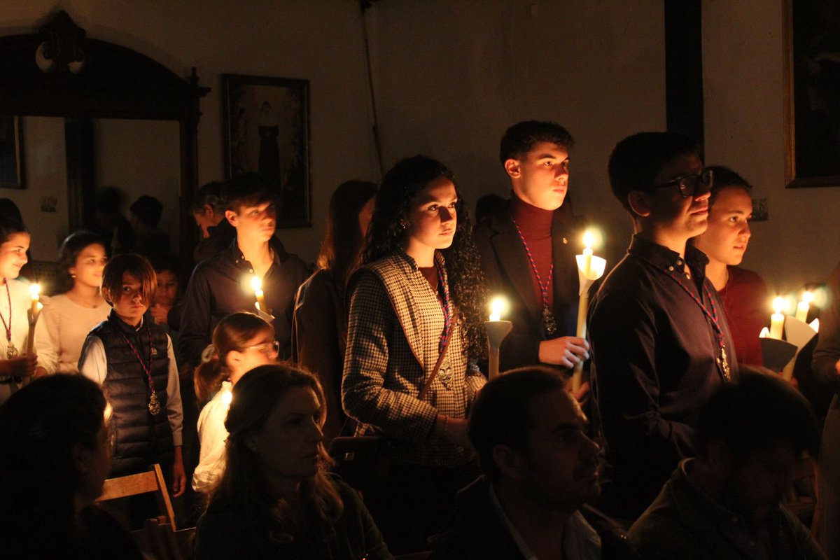 Hdad_Santiago's tweet photo. CRÓNICA| Celebrada con gran recogimiento y emotividad la vigilia de oración ante nuestra Madre de las Angustias.

El acto, que ha sido organizado y han participado un gran número de miembros del Grupo Joven, ha contado con varias oraciones, coplas y plegarias a la Santísima Virgen de las Angustias, finalizando con el canto de la Salve. 

Acompañamos algunas fotografías de este emotivo acto que ha servido como preludio del Viernes de Dolores, día señalado en el calendario de los angustiaos, que viviremos de nuevo en la cercanía de la Santísima Virgen de las Angustias.

#AngustiasAznalcázar
#AngustiasPortaCoeli