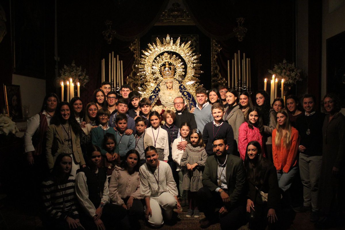 Hdad_Santiago's tweet photo. CRÓNICA| Celebrada con gran recogimiento y emotividad la vigilia de oración ante nuestra Madre de las Angustias.

El acto, que ha sido organizado y han participado un gran número de miembros del Grupo Joven, ha contado con varias oraciones, coplas y plegarias a la Santísima Virgen de las Angustias, finalizando con el canto de la Salve. 

Acompañamos algunas fotografías de este emotivo acto que ha servido como preludio del Viernes de Dolores, día señalado en el calendario de los angustiaos, que viviremos de nuevo en la cercanía de la Santísima Virgen de las Angustias.

#AngustiasAznalcázar
#AngustiasPortaCoeli