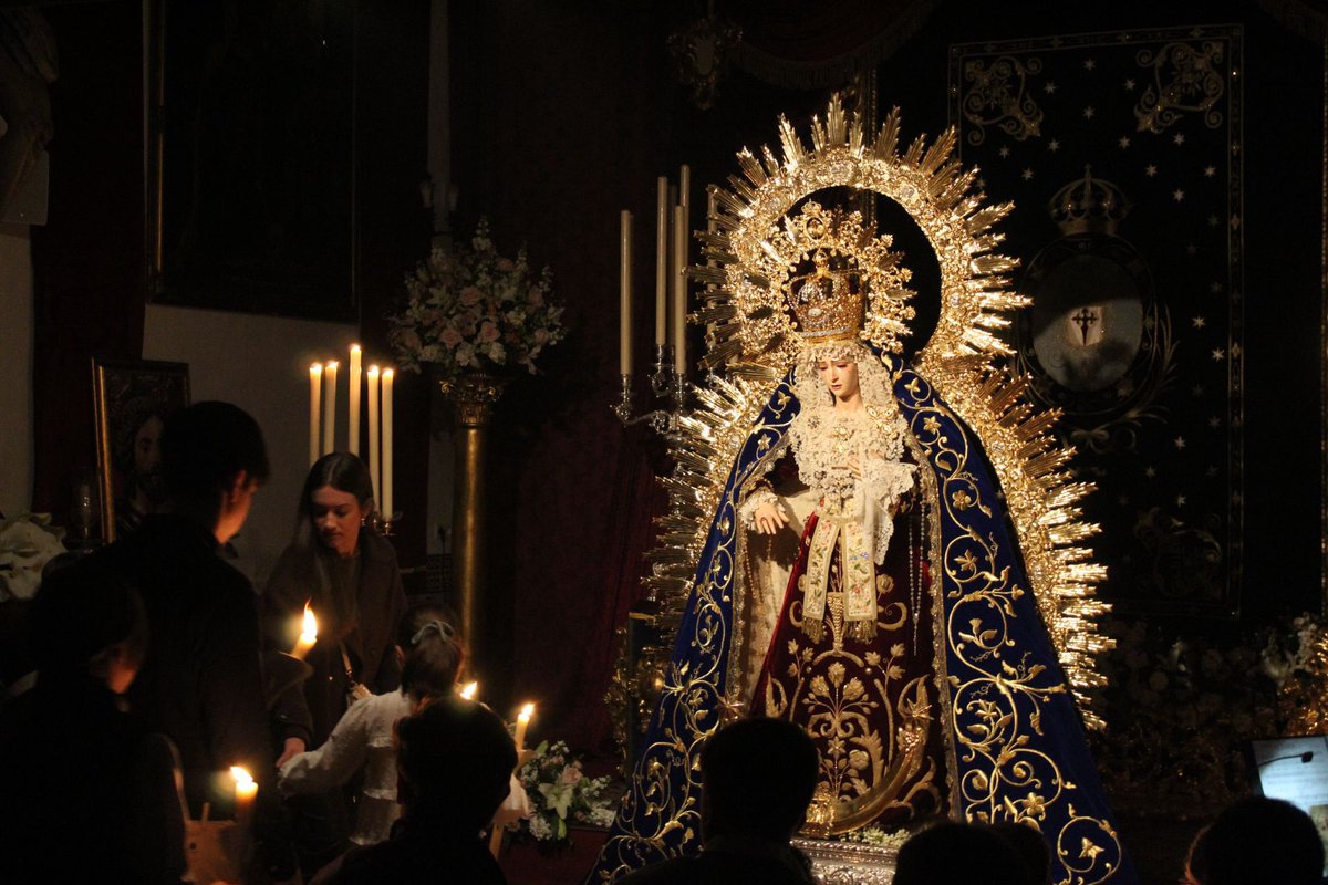 Hdad_Santiago's tweet photo. CRÓNICA| Celebrada con gran recogimiento y emotividad la vigilia de oración ante nuestra Madre de las Angustias.

El acto, que ha sido organizado y han participado un gran número de miembros del Grupo Joven, ha contado con varias oraciones, coplas y plegarias a la Santísima Virgen de las Angustias, finalizando con el canto de la Salve. 

Acompañamos algunas fotografías de este emotivo acto que ha servido como preludio del Viernes de Dolores, día señalado en el calendario de los angustiaos, que viviremos de nuevo en la cercanía de la Santísima Virgen de las Angustias.

#AngustiasAznalcázar
#AngustiasPortaCoeli