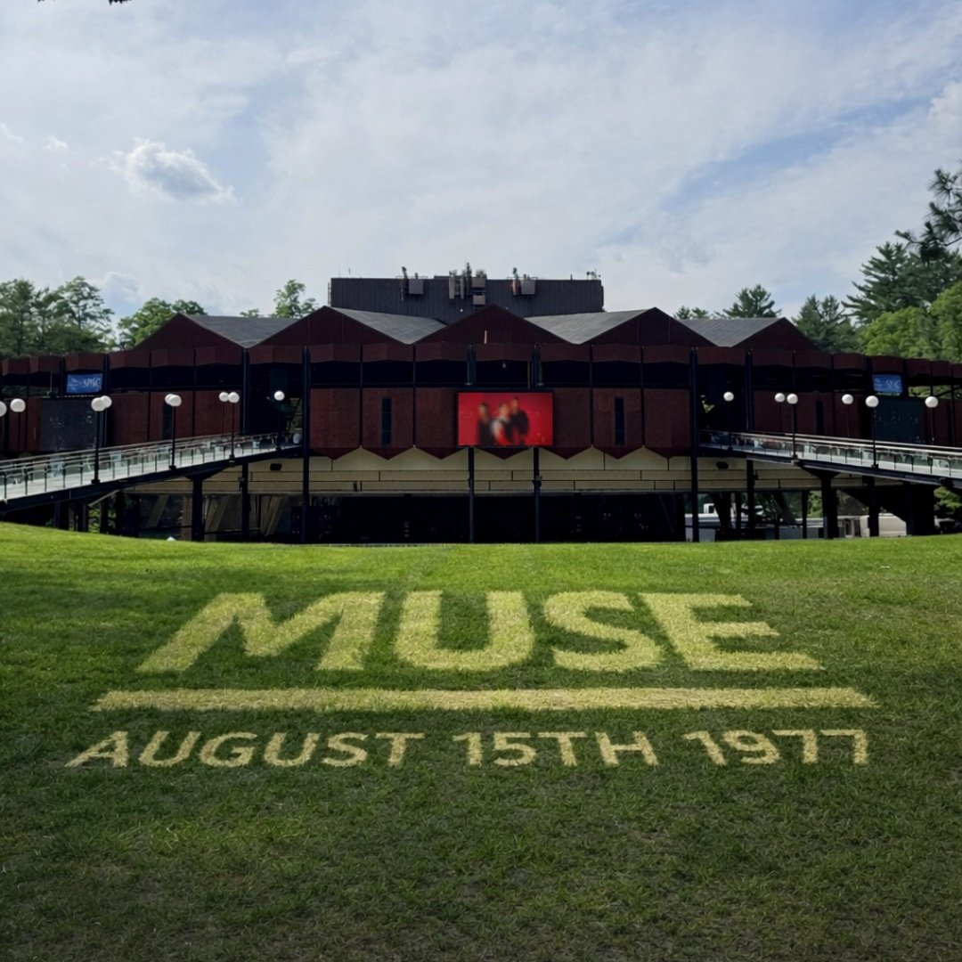 muse_argentina's tweet image. Llega el primer tour del álbum 🚀🏟

Varios anfiteatros/recintos de Estados Unidos publicaron la fecha original de 'The Wow! Signal' en distintos carteles, adelantando una nueva gira para promocionar el nuevo disco.

El anuncio se espera para este viernes.
#TheWowSignal 🛸