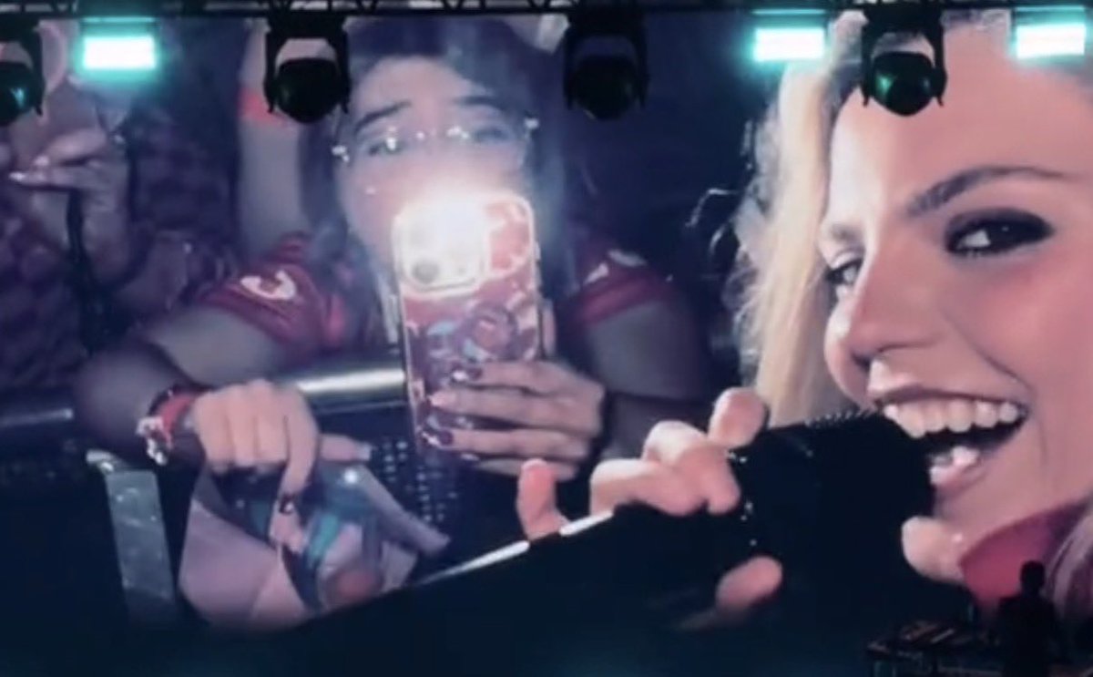 𝐞𝐥𝐥𝐢𝐞🪽 saw sabrina 💌 tweet media