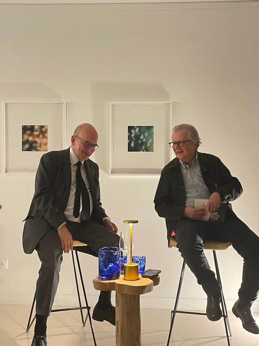 ChrisLavaquerie's tweet image. Dédié à l’échange d’idées et à l’art contemporain #Conscious est assurément 1 lieu à fréquenter ! Ce soir, 1 dialogue entre @pierrehaski  et son invité Pierre Levy,ancien ambassadeur de France en Russie, a éclairé brillamment les enjeux de la guerre en Ukraine 👏