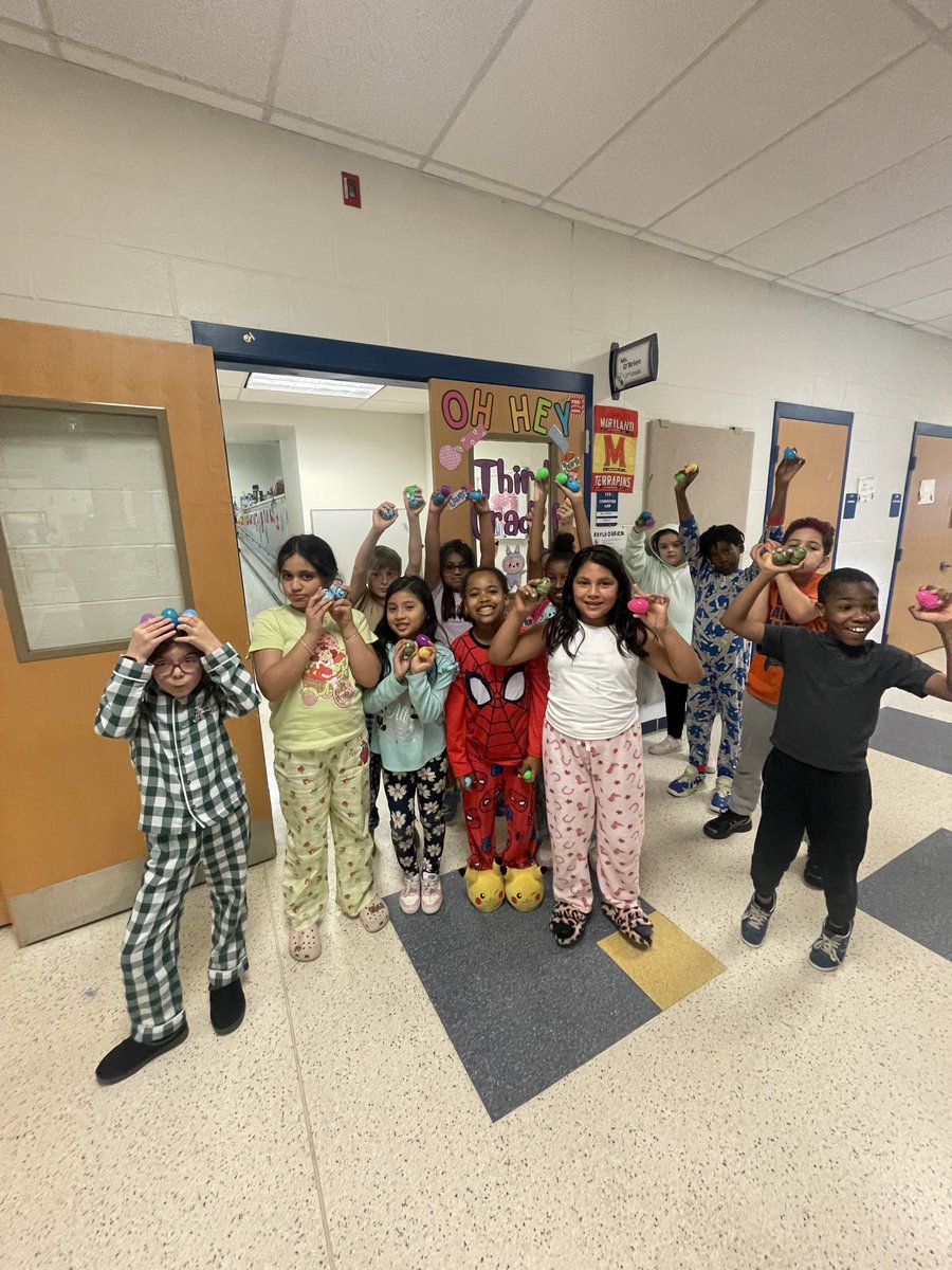 BGES3rdGrade's tweet photo. Making some core memories with these egggggggselent 3rd graders today. ☀️🐣💗 @BelleGroveAACPS @BGESOL  @AACountySchools #belonggrowsucceed https://t.co/cwfD5gjX1s