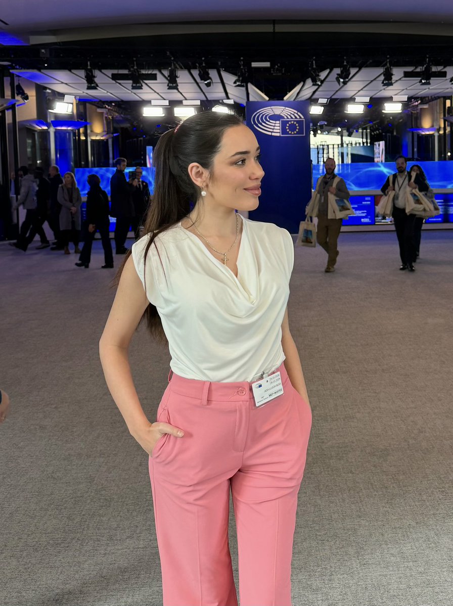 Ada Lluch tweet media